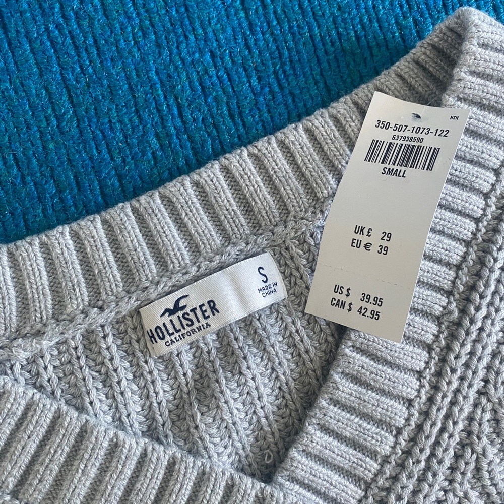 New Hollister sweater, tags still on, perfect condition